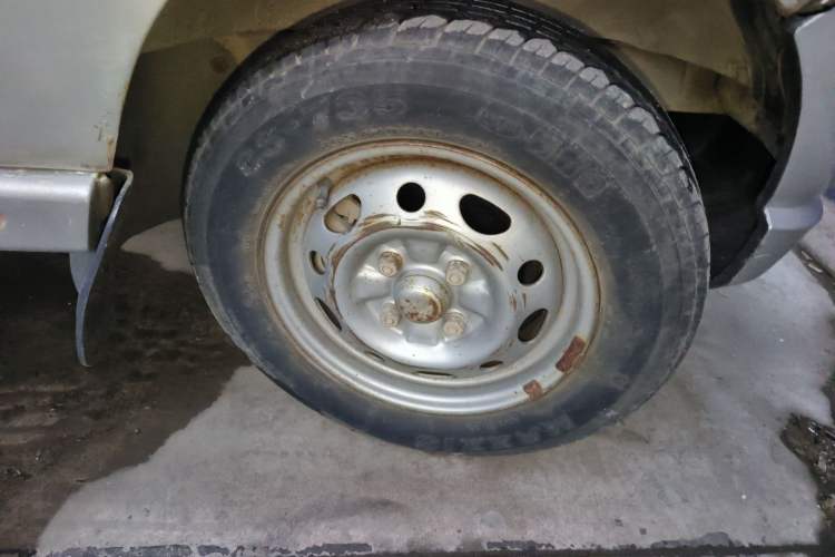 Used Wuling Zhiguang 2010 1.0L Liye Edition Right Front Wheel Hub