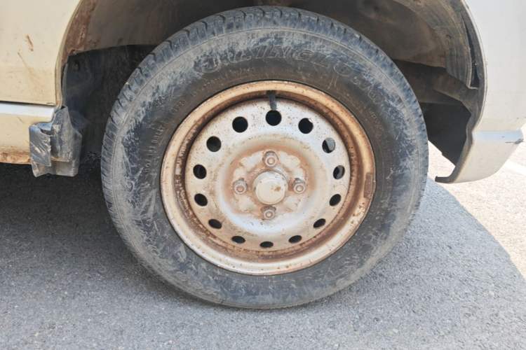 Used Wuling Zhiguang 2010 1.0L New Version Liye Style with Shorter Body Right Front Wheel Hub
