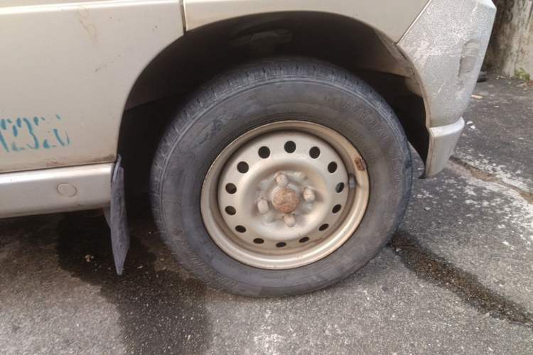 Used Wuling Zhiguang 2010 1.0L Liye Edition Right Front Wheel Hub