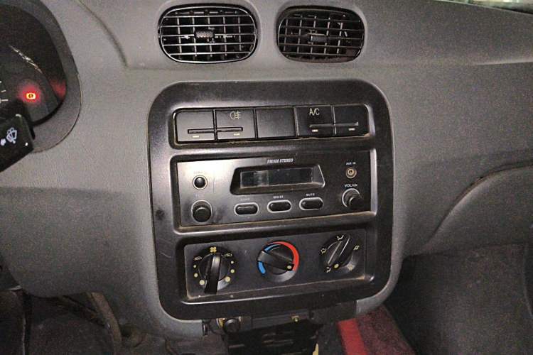 Used Wuling Zhiguang 2010 1.0L New Version Practical Short-Body L2Y Audio And AC Panel