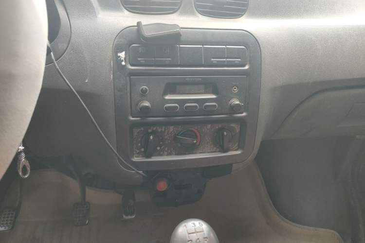 Used Wuling Zhiguang 2010 1.0L New Version Practical Short-Body L2Y Audio And AC Panel