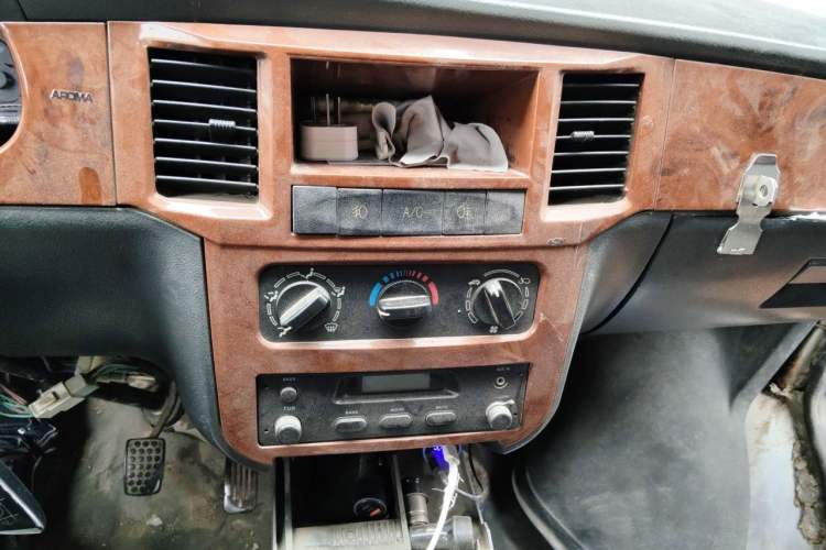 Used Wuling Zhiguang 2010 1.2L New Edition Practical Long-Body LAQ Audio And AC Panel