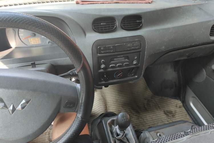 Used Wuling Zhiguang 2010 1.0L New Version Liye Style with Shorter Body Audio And AC Panel