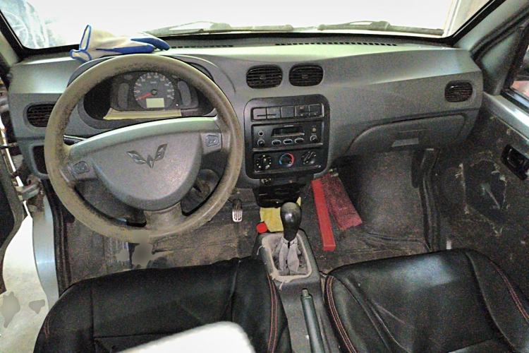 Used Wuling Zhiguang 2010 1.0L New Version Practical Short-Body L2Y Center Console