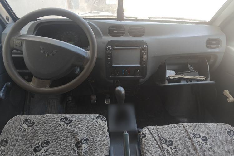 Used Wuling Zhiguang 2010 1.0L New Version Practical Short-Body L2Y Center Console