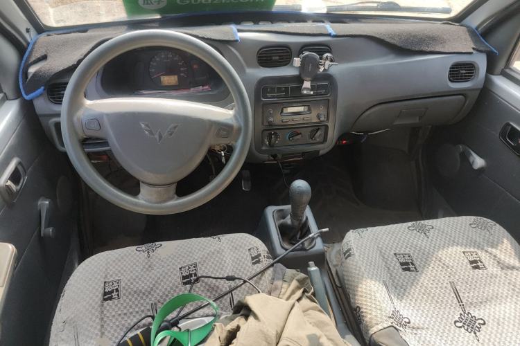 Used Wuling Zhiguang 2010 1.0L New Version Practical Short-Body L2Y Center Console