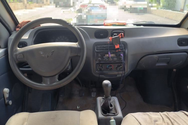 Used Wuling Zhiguang 2010 1.1L New Edition Practical Long-Body LXA Center Console