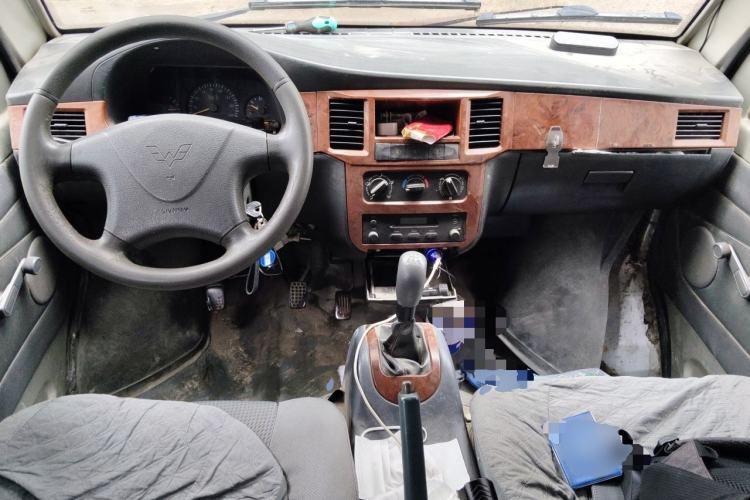 Used Wuling Zhiguang 2010 1.2L New Edition Practical Long-Body LAQ Center Console