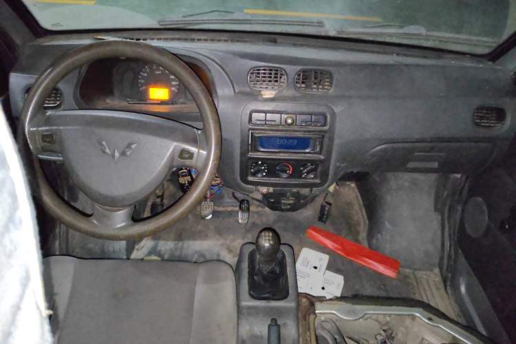 Used Wuling Zhiguang 2010 1.0L New Version Practical Edition with Short Body Center Console