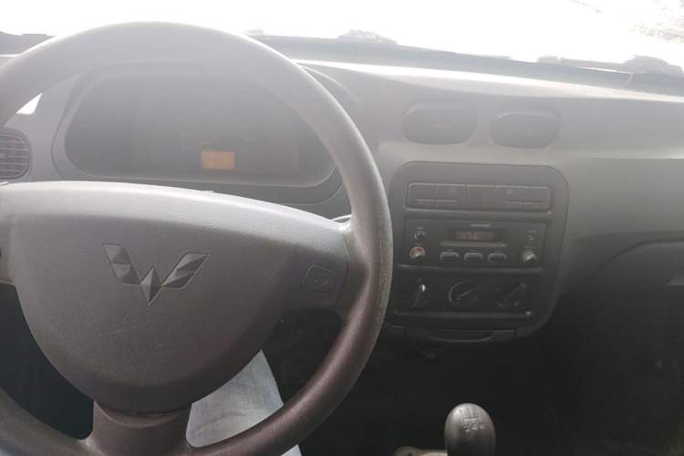 Used Wuling Zhiguang 2010 1.1L New Edition Practical Short-Body LXA Center Console