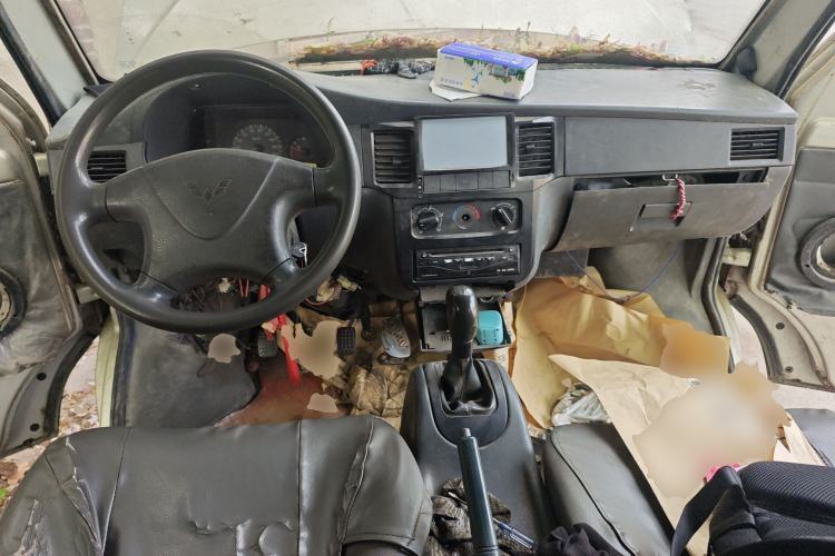Used Wuling Zhiguang 2010 1.2L New Edition Practical Long-Body LAQ Center Console