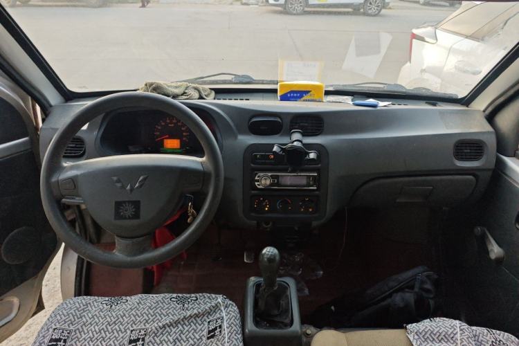 Used Wuling Zhiguang 2010 1.2L New Edition Practical Long-Body LAQ Center Console