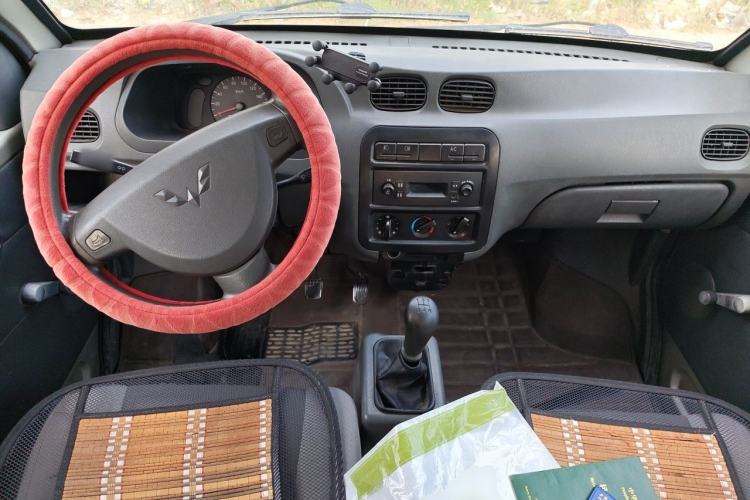 Used Wuling Zhiguang 2010 1.0L New Version Practical Short-Body L2Y Center Console