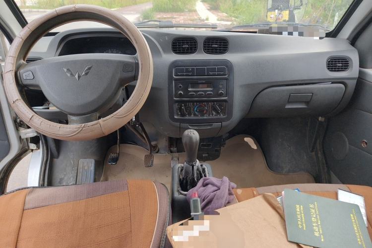 Used Wuling Zhiguang 2010 1.0L New Version Practical Short-Body L2Y Center Console