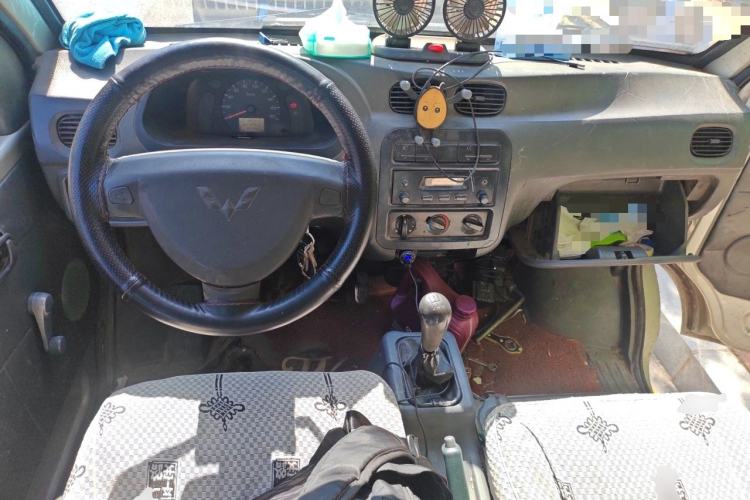 Used Wuling Zhiguang 2010 1.0L New Version Practical Short-Body L2Y Center Console