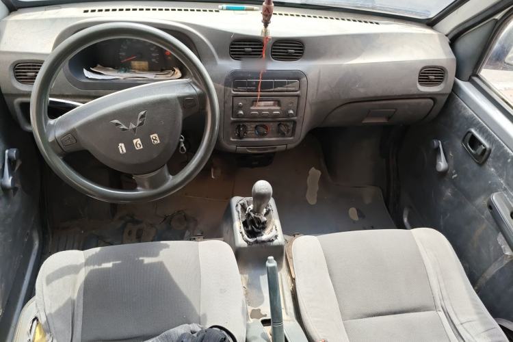 Used Wuling Zhiguang 2010 1.0L New Version Practical Short-Body L2Y Center Console