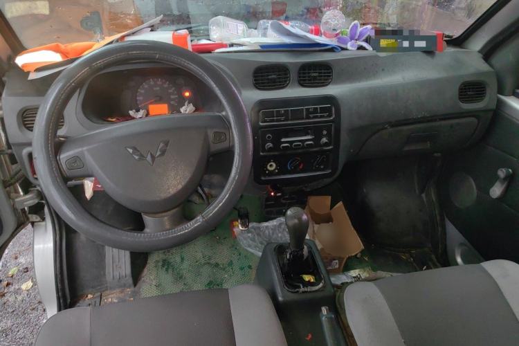 Used Wuling Zhiguang 2010 1.0L New Version Practical Short-Body L2Y Center Console