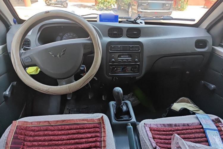 Used Wuling Zhiguang 2010 1.0L New Version Practical Short-Body L2Y Center Console