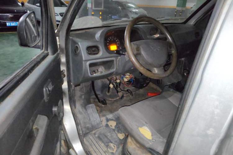 Used Wuling Zhiguang 2010 1.0L New Version Practical Edition with Short Body Driver Seat