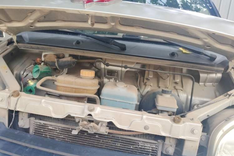 Used Wuling Zhiguang 2010 1.1L New Edition Practical Short-Body LXA Engine Bay