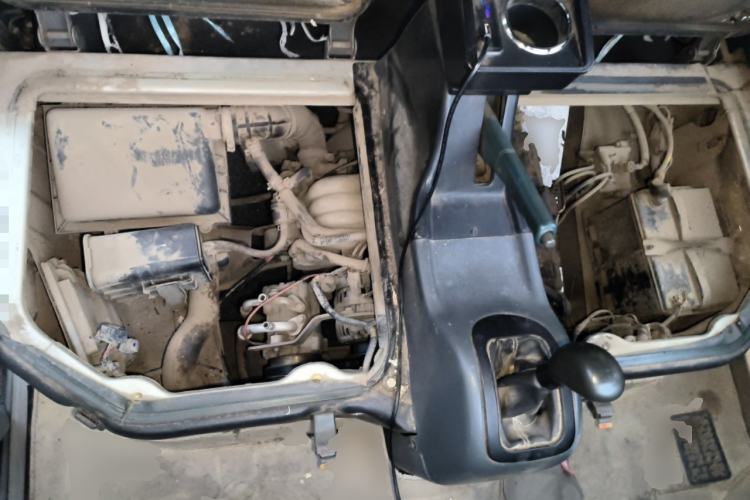 Used Wuling Zhiguang 2010 1.0L Liye Edition Engine Bay