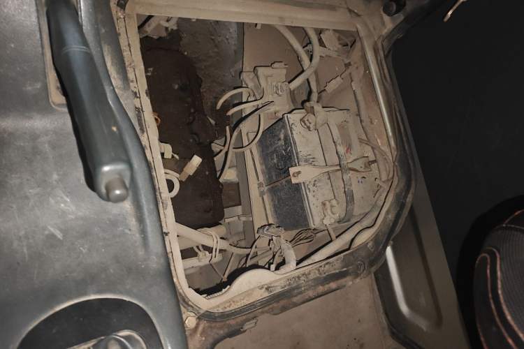 Used Wuling Zhiguang 2010 1.0L Base Version Engine Bay Left
