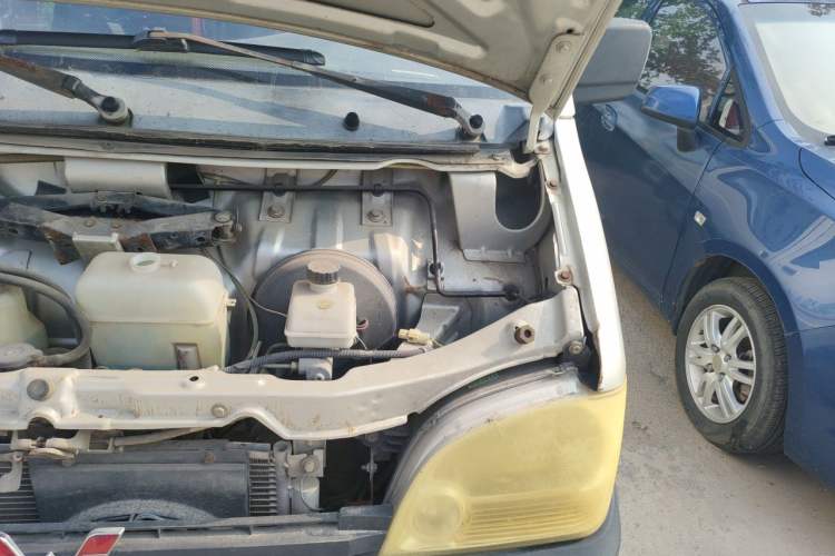 Used Wuling Zhiguang 2010 1.0L Base Version Engine Bay Left