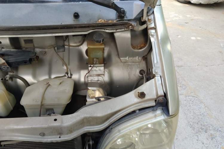 Used Wuling Zhiguang 2010 1.0L Base Version Engine Bay Left