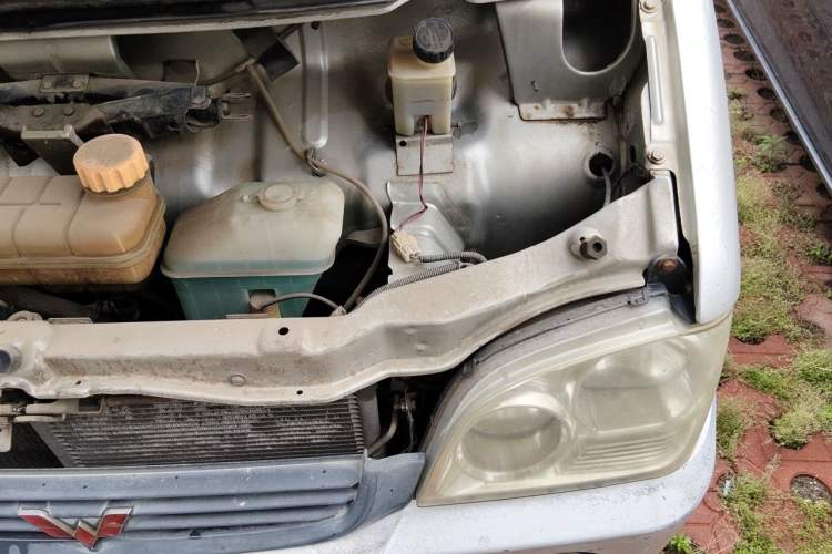 Used Wuling Zhiguang 2010 1.2L New Edition Practical Long-Body LAQ Engine Bay Left