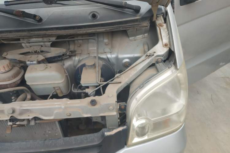 Used Wuling Zhiguang 2010 1.0L New Version Practical Short-Body L2Y Engine Bay Left
