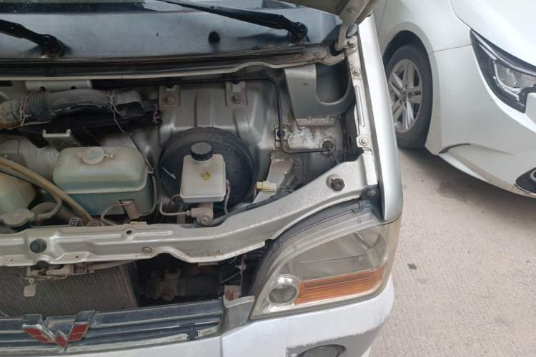 Used Wuling Zhiguang 2010 1.0L Base Version Engine Bay Left