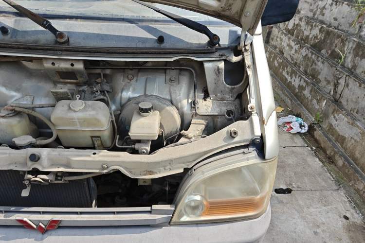 Used Wuling Zhiguang 2010 1.0L Base Version Engine Bay Left