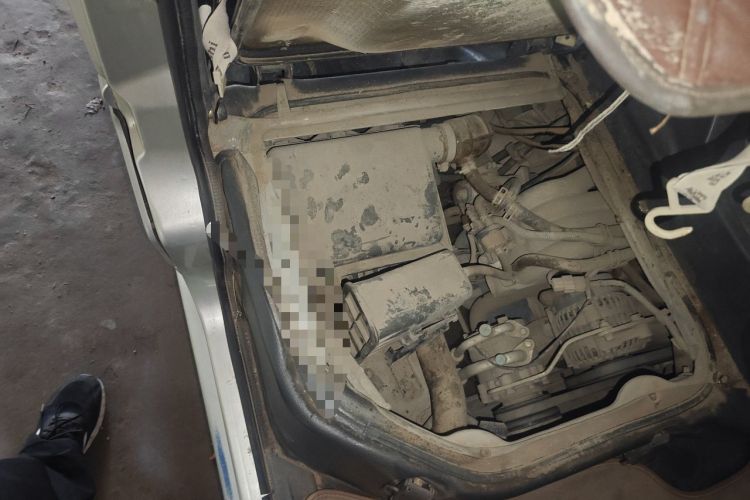 Used Wuling Zhiguang 2010 1.0L Base Version Engine Bay Right