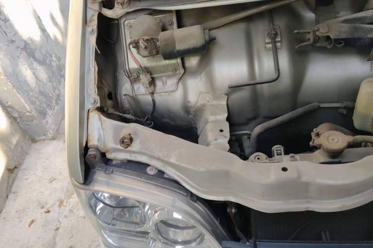 Used Wuling Zhiguang 2010 1.0L Base Version Engine Bay Right
