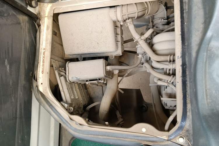 Used Wuling Zhiguang 2010 1.0L Liye Edition Engine Bay Right