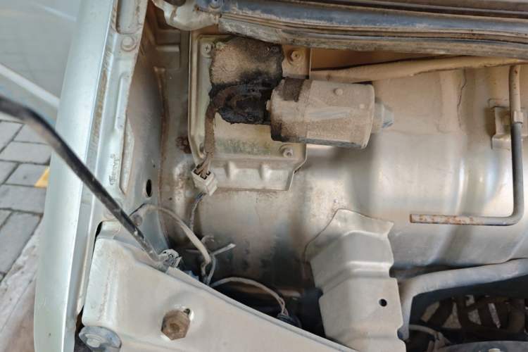 Used Wuling Zhiguang 2010 1.0L Base Version Engine Bay Right