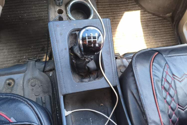 Used Wuling Zhiguang 2010 1.0L New Version Practical Short-Body L2Y Gear Lever
