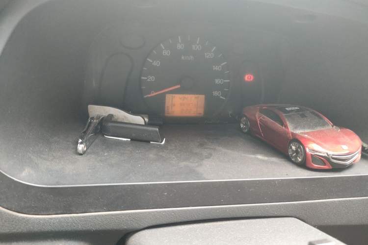 Used Wuling Zhiguang 2010 1.0L New Version Practical Short-Body L2Y Odometer Close Up