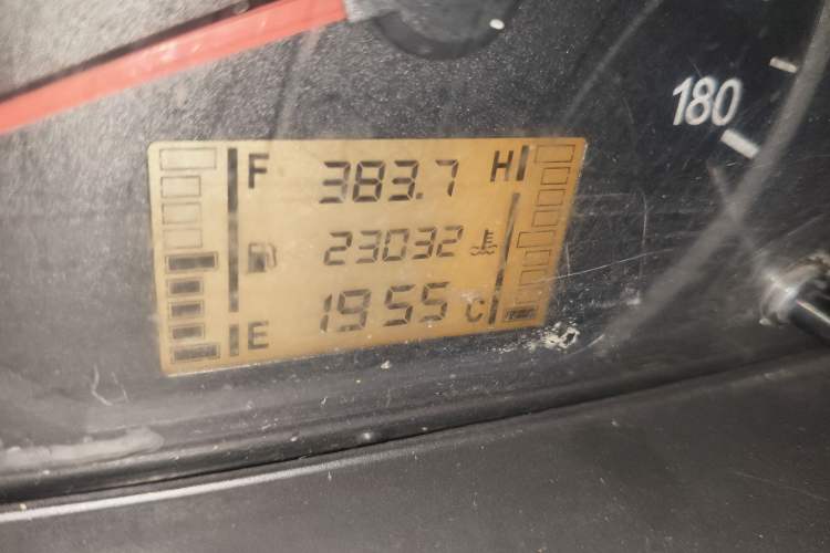 Used Wuling Zhiguang 2010 1.0L New Version Practical Short-Body L2Y Odometer Close Up