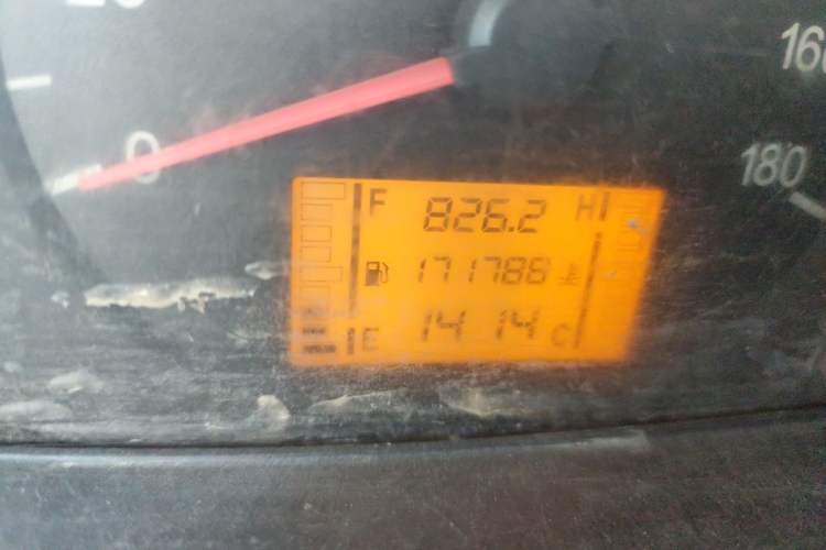 Used Wuling Zhiguang 2010 1.0L New Edition Practical Version with Extended Body L2Y Odometer Close Up