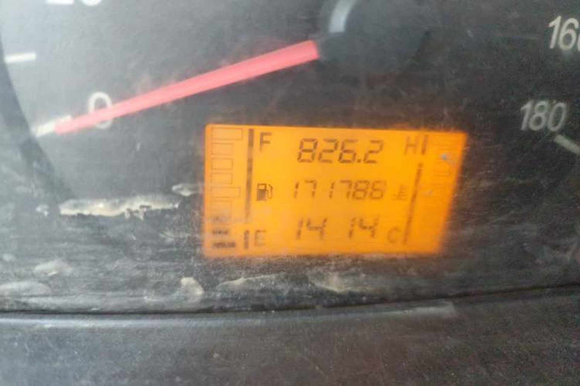 Used Wuling Zhiguang 2010 1.0L New Edition Practical Version with Extended Body L2Y Odometer Close Up
