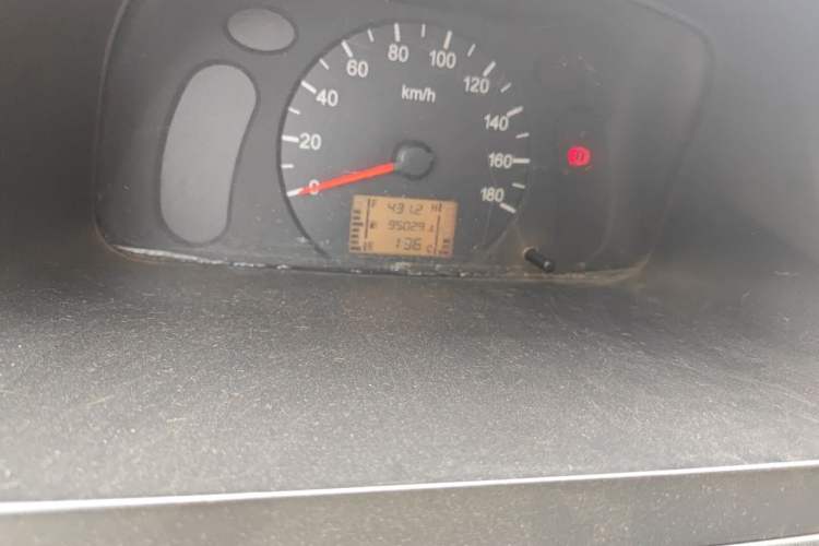 Used Wuling Zhiguang 2010 1.0L New Version Practical Short-Body L2Y Odometer Close Up