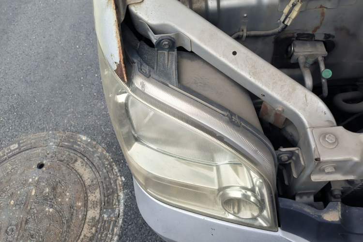 Used Wuling Zhiguang 2010 1.1L New Edition Practical Long-Body LXA Right Front Headlight
