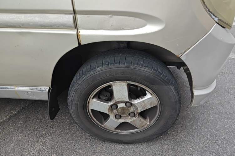 Used Wuling Zhiguang 2010 1.0L New Version Practical Edition with Short Body Right Front Wheel Hub