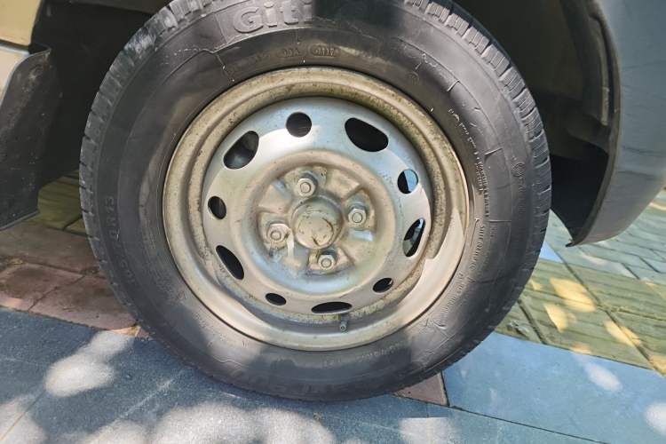 Used Wuling Zhiguang 2010 1.0L Liye Edition Right Front Wheel Hub