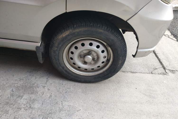 Used Wuling Zhiguang 2010 1.0L New Version Practical Short-Body L2Y Right Front Wheel Hub