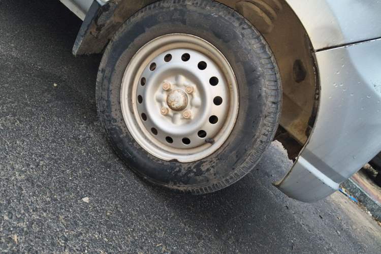 Used Wuling Zhiguang 2010 1.0L New Version Practical Short-Body L2Y Right Front Wheel Hub
