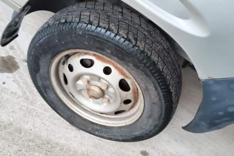 Used Wuling Zhiguang 2010 1.0L Liye Edition Right Front Wheel Hub