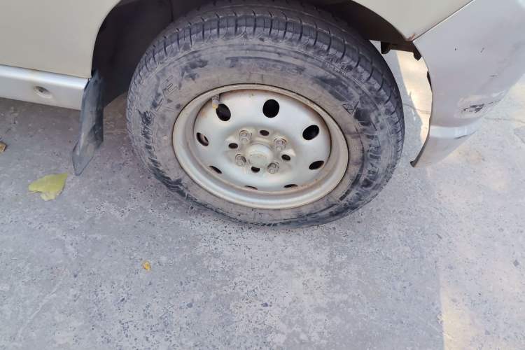 Used Wuling Zhiguang 2010 1.0L Liye Edition Right Front Wheel Hub