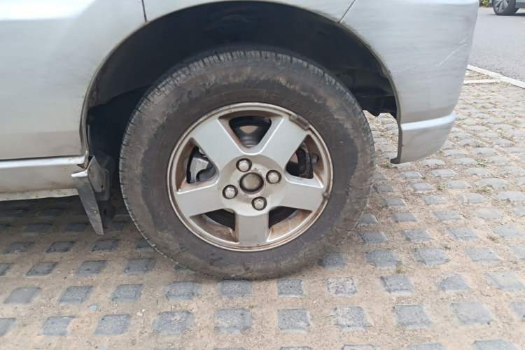 Used Wuling Zhiguang 2010 1.1L New Standard Version I Long Body LXA Right Front Wheel Hub